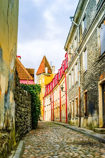 Callejón con edificios históricos en Tallin - Estonia — Foto de Stock