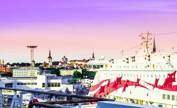 Lyxkryssare i Helsingfors hamn — Stockfoto