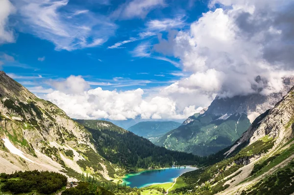 Kijk op Drachensee en op de berg zugspitze door Ehrwald — Stockfoto