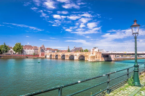 Servatius puente sobre el río Mosa en Masstricht - Países Bajos —  Fotos de Stock