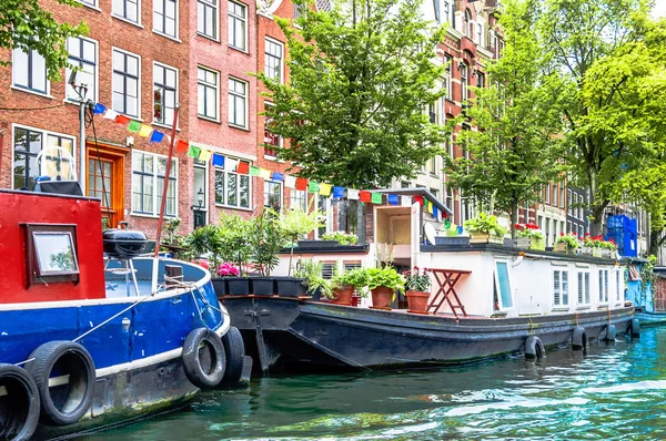 Типичный плавучий дом на канале Амстердама — стоковое фото