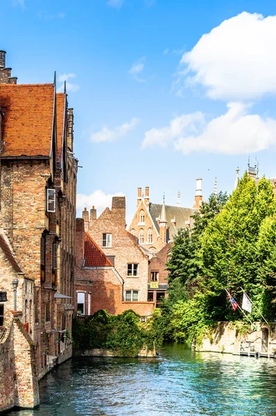 Oude gebouwen door het kanaal van Brugge - België — Stockfoto