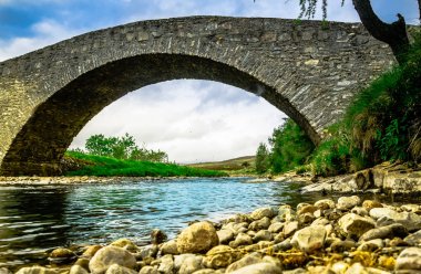 Highlnads İskoçya'da eski taş köprü