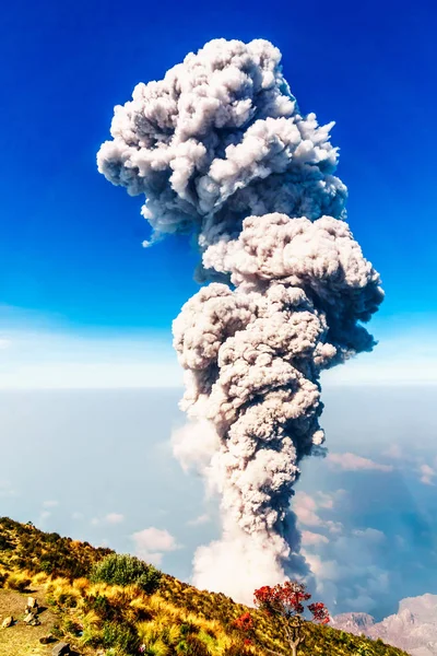 Извержение вулкана Сантьягито из Санта-Мария в Гватемале — стоковое фото