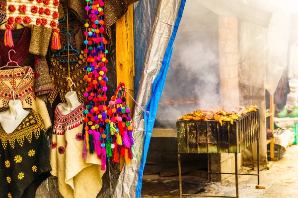 Producten van de lokale bevolking en barbecue op markt in Chichicatenango - Guatemala — Stockfoto