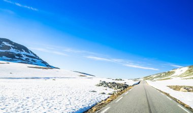 Norveç'te Tindevegen karayoluyla kar