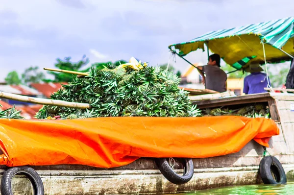 Boat with pineapples on floating market by Can Tho in Vietnam — Stock Photo, Image