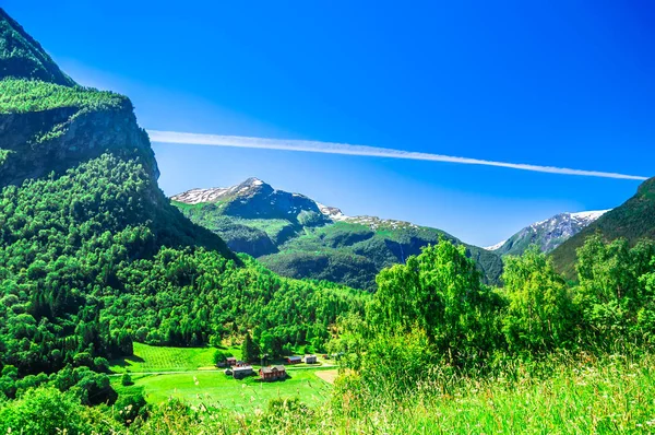 Paisaje de primavera y edificios de madera roja en Noruega —  Fotos de Stock