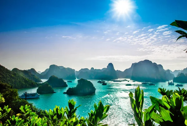 Karst landscape by halong bay in Vietnam — Stock Photo, Image