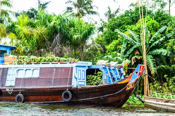 Trading boat by Can Tho on floating market in Vietnam — Stock Photo, Image