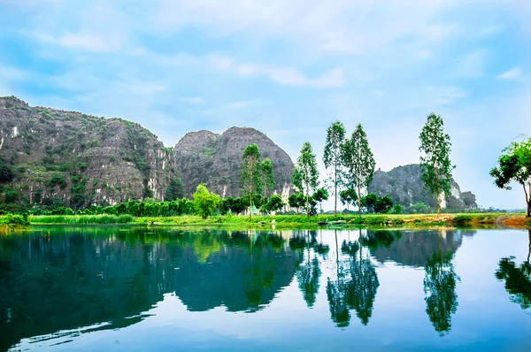 Karst landschap door Binh Binh in Vietnam — Stockfoto