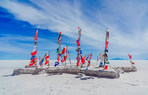 Banderas de naciones de todo el mundo por Uyuni - Bolivia — Foto de Stock
