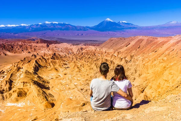 Pareja disfrutando de vista del Valle de la Muerte un volcán Licanbur por San Pedro de Atacama —  Fotos de Stock