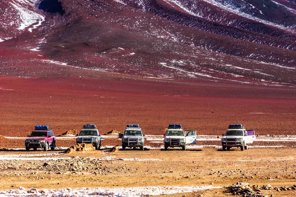 Uyuni tour cars in the Altiplano of Bolivia — Stock Photo, Image