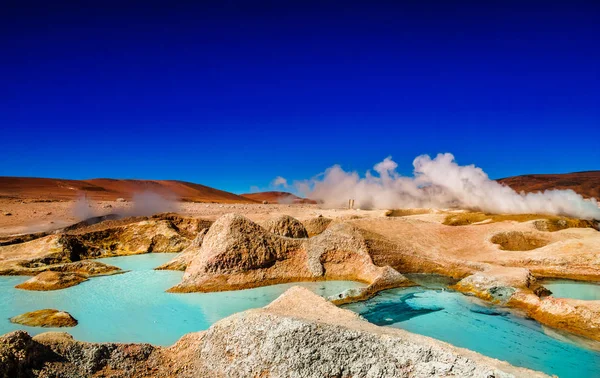 Embajador del agua por el geiser Sol de Manana en el Altiplano de Bolivia — Foto de Stock