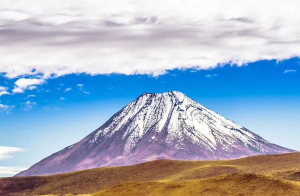 Vulkan licancabur an der Grenze zwischen Chile und Bolivien — Stockfoto