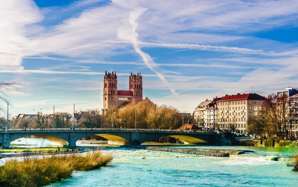Winter landscape by St. Maximilian church and Isar in Munich — Stock Photo, Image