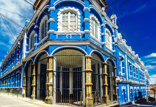 Edificio coloniale blu nel centro storico della Bolivia — Foto Stock