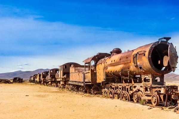 Cemitério de trem enferrujado por Uyuni na Bolívia — Fotografia de Stock