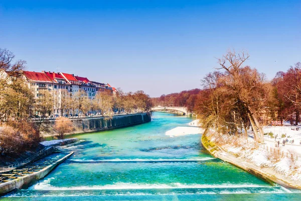 Winter landscape and turquoise Isar in Munich — Stock Photo, Image