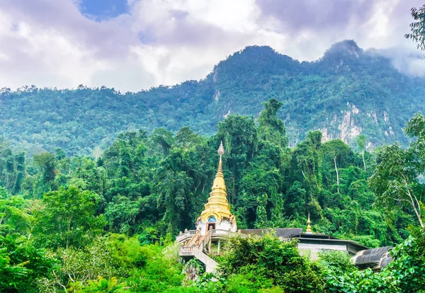 Wat Tham Pha Plong tempel in de jungle door Chiang dao - Thailand — Stockfoto