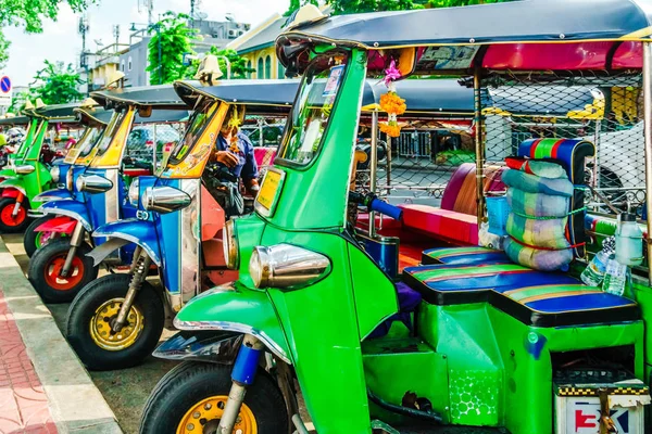 Linha de Tuktuk no centro da cidade de bankok na Tailândia — Fotografia de Stock