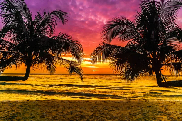 Puesta de sol púrpura en la playa tropical en la isla de Koh Kood en Tailandia — Foto de Stock