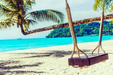 Tayland Koh Kood adada tropikal plaj üzerine salıncak