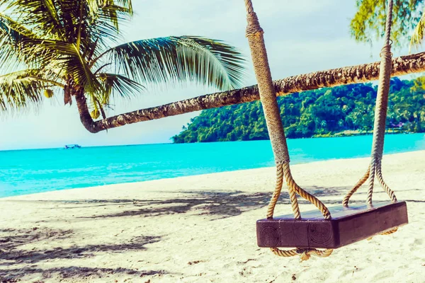 Swing on tropical beach on Koh Kood island in Thailand — Stock Photo, Image