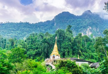 Chiang dao - Tayland tarafından orman tapınakta WAT Tham Pha Plong