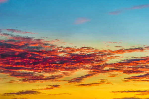 El amanecer a él el horizonte - el cielo hermoso rojo — Foto de Stock