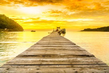 Ada Koh Kood - Tayland turuncu günbatımı ve tropikal iskelede