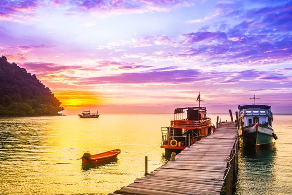 Puesta de sol púrpura en la playa tropical de la isla de Koh Kood - Tailandia — Foto de Stock