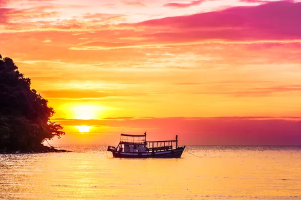 Barco de pesca y puesta de sol en la isla de Koh Kood - Tailandia — Foto de Stock