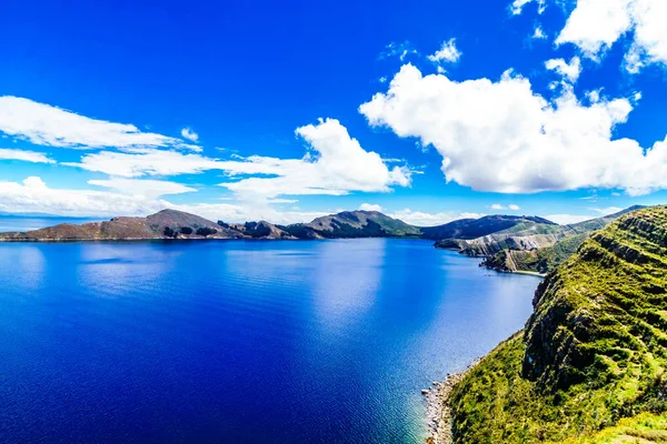 Paisaje remoto en Isla del Sol junto al Lago Titicaca - Bolivia — Foto de Stock