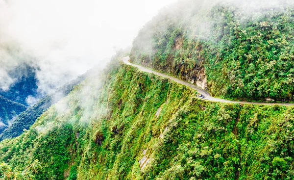 Estrada da morte nebulosa nos Yungas na Bolívia — Fotografia de Stock