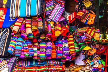 La Paz - Bolivya piyasada yerli giyim