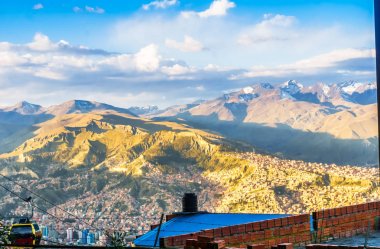 La Paz ve sarı kablo arabanın önüne Illimani mo Cityscape