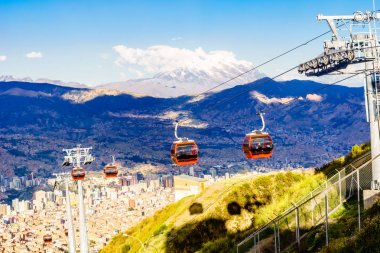Toplu taşıma araçları ile teleferik Mi Teleferico de La Paz - Bolivya