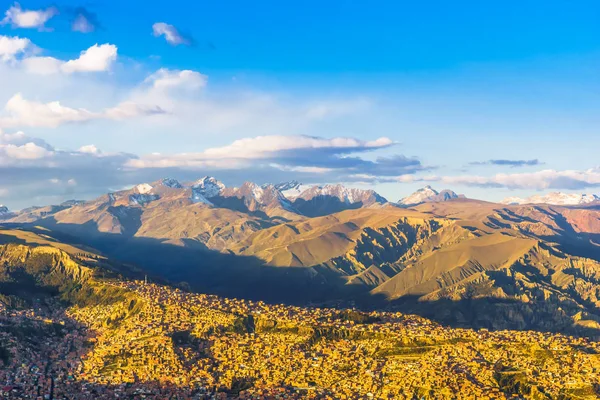 Stadsbilden i La Paz med illimani berg - Bolivia — Stockfoto