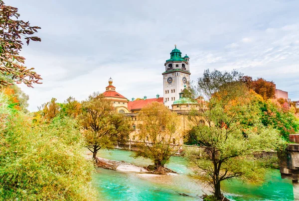 Μόναχο, Γερμανία - Φθινοπωρινή θέα του ποταμού Isar με το Muellersche — Φωτογραφία Αρχείου