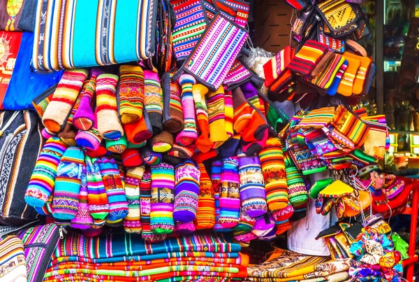 La Paz - Bolivya piyasada yerli giyim