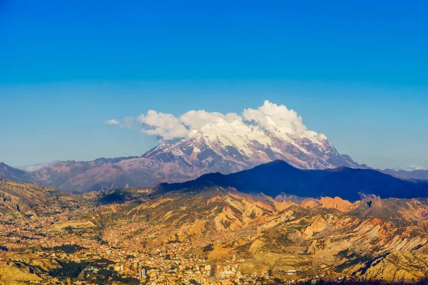 Városképet gazdagító épületnek szánták a La Paz a illimani hegyi - Bolívia — Stock Fotó