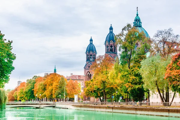 St. Luke Church door Isar rivier in München — Stockfoto
