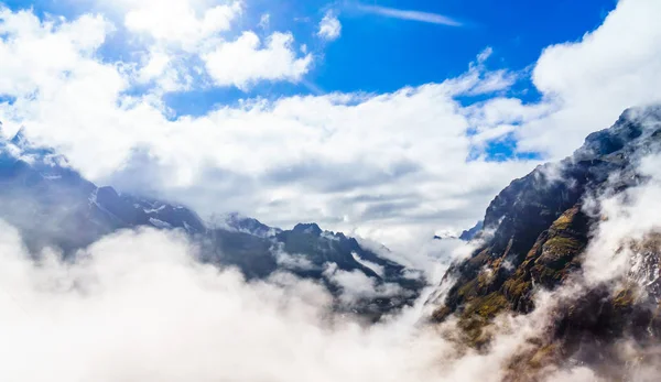 Nebel- und bewölkte Berglandschaft im Hochland von Bolivien — Stockfoto
