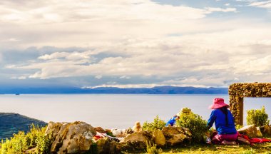 Isla del sol tarafından Titikaka Gölü - Bolivya yerli kadın