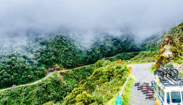 Andar de bicicleta na estrada da morte em Yungas ob Bolívia — Fotografia de Stock