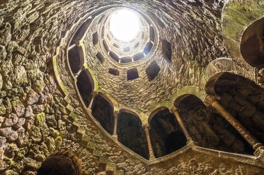 Portekiz Sintra 'daki Quinta da Regaleira' nın Kabul Kuyusu