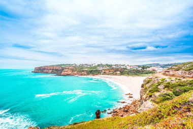 Ericeira 'daki Sao Lourenco plajının görüntüsü. Ericeira Portekiz' deki dünya sörf rezervlerinin bir parçası.