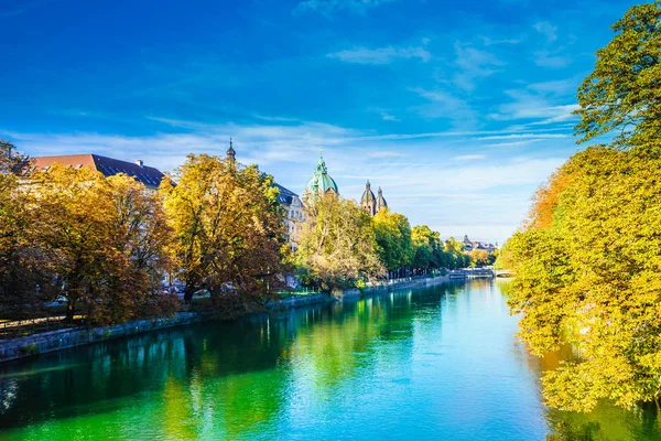 Vista sul bellissimo paesaggio naturale del fiume Isar a Monaco di Baviera, Germania — Foto Stock